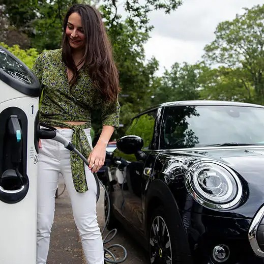 MINI E-mobilitet – laddning – Misty berättelse